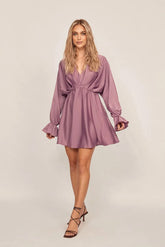 Robe courte en satin à manches longues bouffantes et col en V